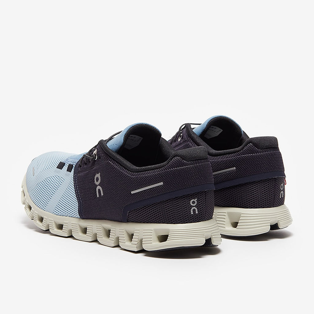 في قمة السعادة