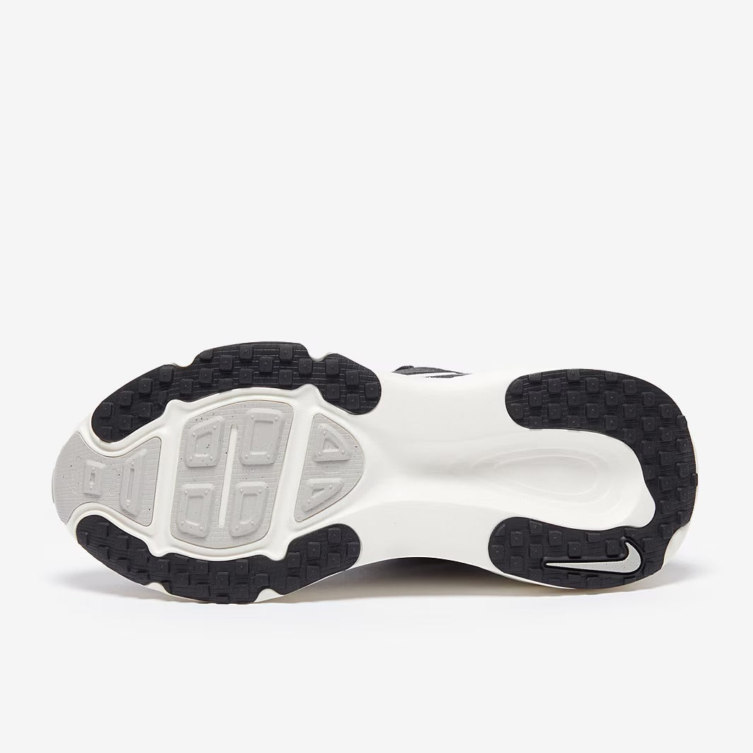 حذاء نايكي فوميرو 18 النسائي