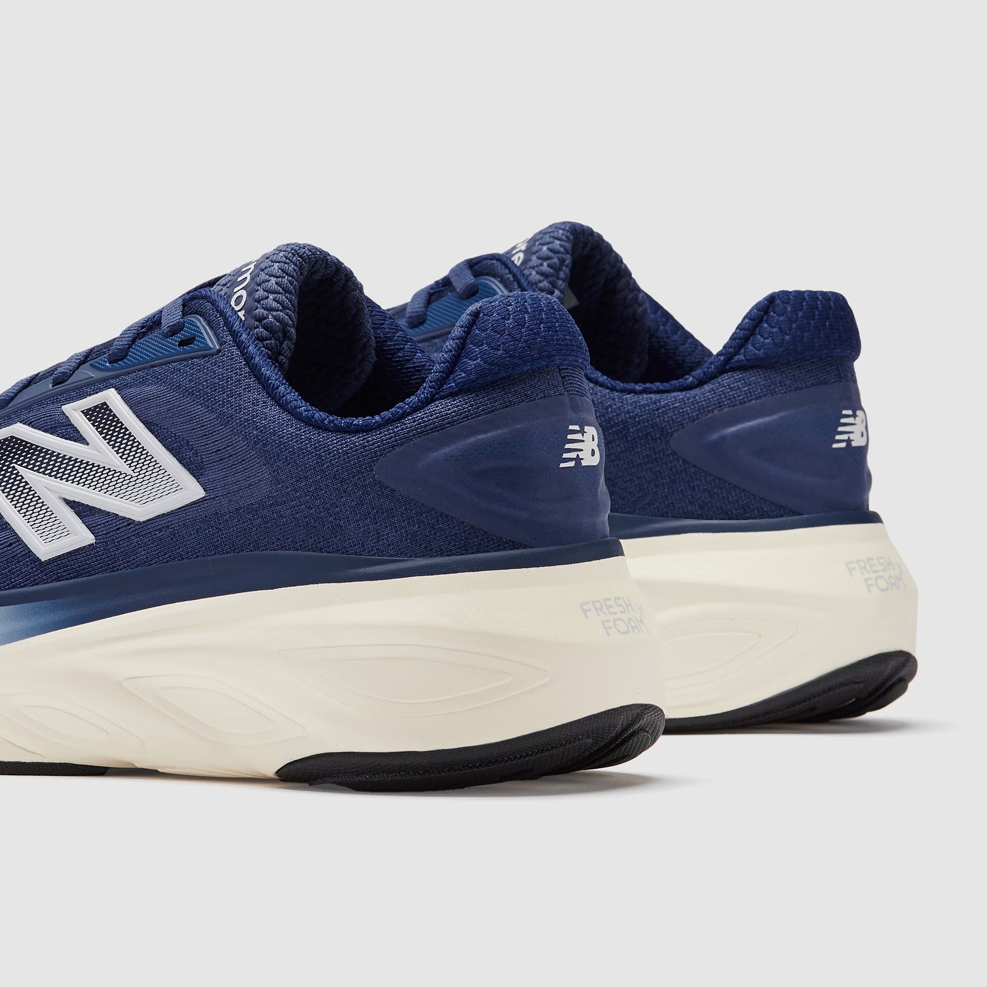 حذاء نيو بالانس النسائي فريش فوم إكس مور الإصدار السادس