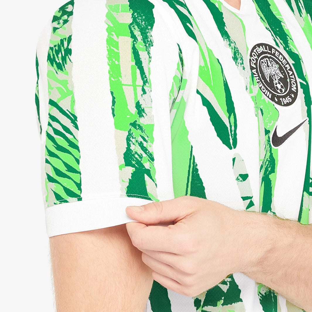 قميص منتخب نيجيريا للرجال الاحتياطي لعام 2025 صورة ثانوية